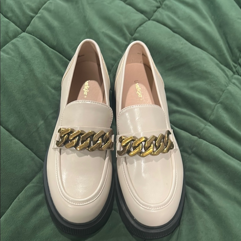 Elegant Cream Loafers with Gold Chain